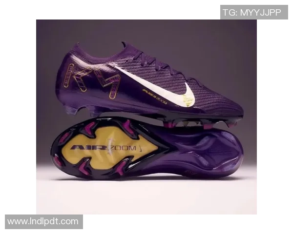 小巧灵动的Nike足球鞋为年轻运动员提供最佳表现与舒适体验